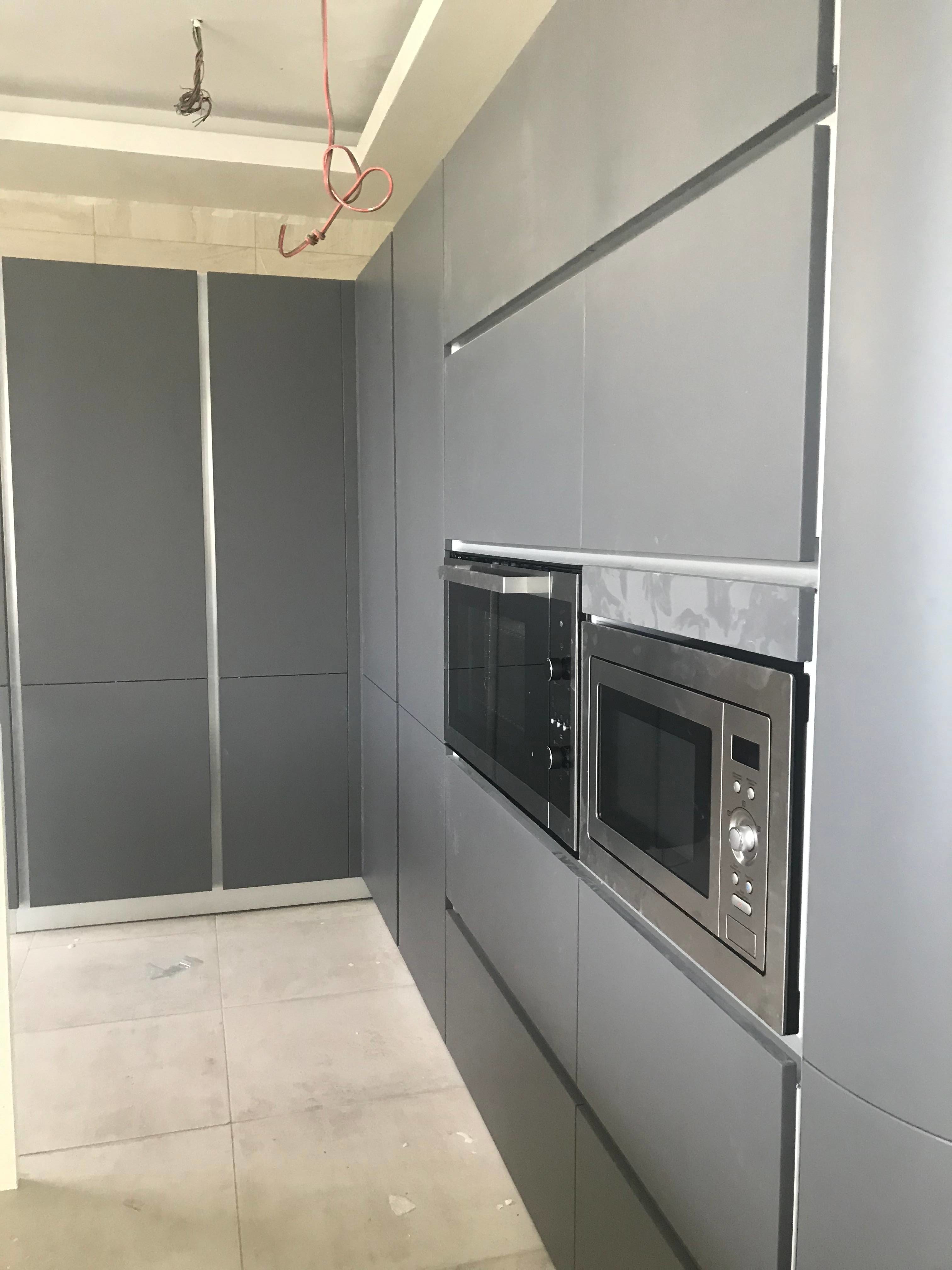 último caso de la compañía sobre Lekki Lagos Nigeria Muebles de cocina modernos grises