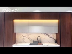 Ta szafa łączy w sobie marmur i masywne drewno, co jest ładne i praktyczne.