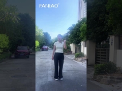 Minimalistyczny zamówiony salon z drewnianą szafką