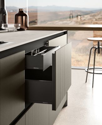 Modern Textured EB Board Kitchen Cabinet Customized With Dinning Table