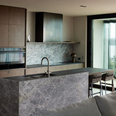 Custom Modern Style Quartz Countertop Kitchen Cabinet with Island Oak Wood Veneer Kitchen Cabinet