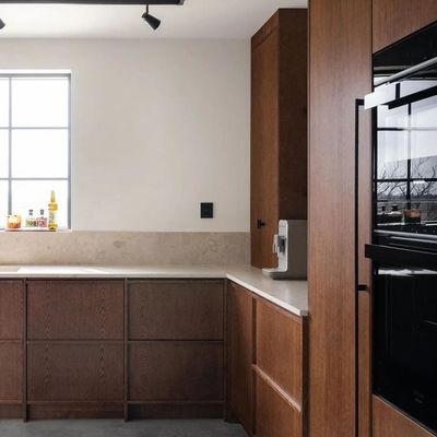 Apartment Antique Style Frame-Line Door Panel Kitchen With Glass Wine Cabinet Wood Veneer Kitchen Cabinet