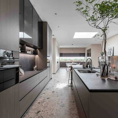 Wholesale Modern Kitchen Cabinets Water-Resistant Custom Solid Wood Lacquer Kitchen Cabinet