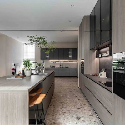 Wholesale Modern Kitchen Cabinets Water-Resistant Custom Solid Wood Lacquer Kitchen Cabinet