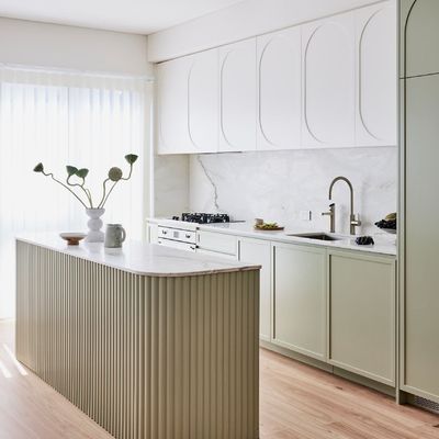 Custom Modern Eco-friendly Wood Grain Kitchen Cabinet with Marble Countertop for Residential Projects