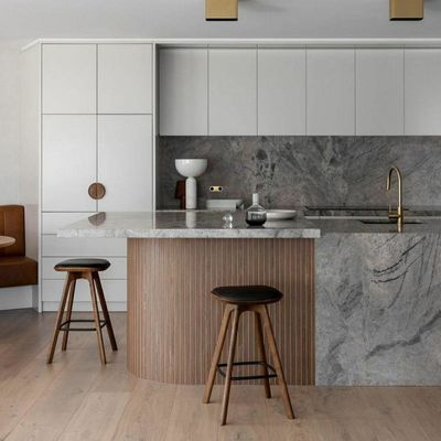 Custom Modern Eco-friendly Wood Grain Kitchen Cabinet with Marble Countertop for Residential Projects