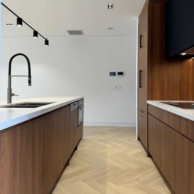 Luxury Home Kitchen Furniture Modern Designs Sintered Stone Countertop Solid Wood Kitchen Cabinet with Island for Builder