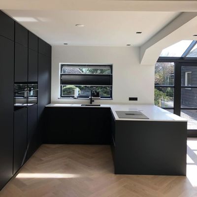 OEM Cabinet Manufacturers' Customized Modern Kitchen Cabinet E0 Plywood Matte Laminated Particle Board Flat-Pack Sink MDF Glass