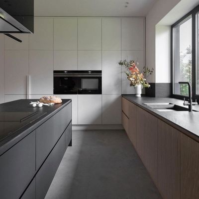 OEM Cabinet Manufacturers' Customized Modern Kitchen Cabinet E0 Plywood Matte Laminated Particle Board Flat-Pack Sink MDF Glass