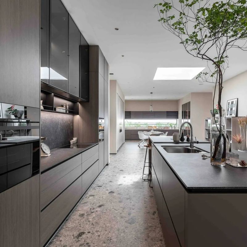 Wholesale Modern Kitchen Cabinets Water-Resistant Custom Solid Wood Lacquer Kitchen Cabinet