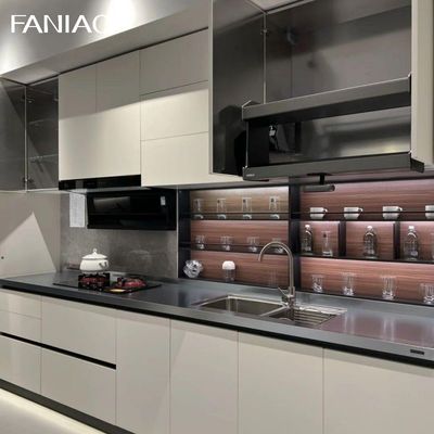 Προσαρμοσμένο έξυπνο σχεδιασμό σύγχρονο ντουλάπι κουζίνας λευκό χρώμα και μοντέρνα μονάδα αποθήκευσης