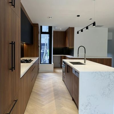 Luxus-Haus-Küchenmöbel Moderne Designs Sinterstein Schreibtisch Massivholz Küchenschrank mit Insel für Bauherren